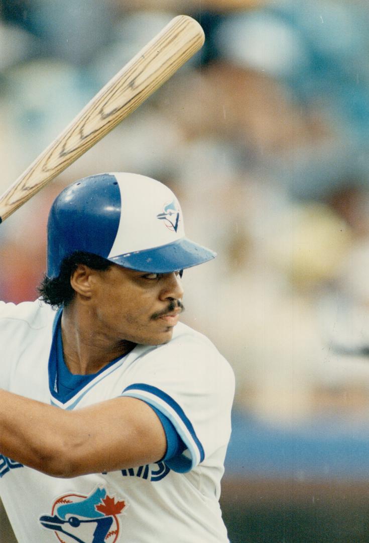 Jesse Barfield led the major leagues in home runs last season with 40 and he has strong ideas on how to take batting practice. There's no use trying t(...)