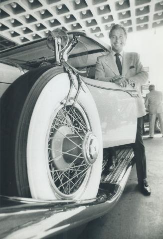 Lex Barker, actor, arrives at the Sutton Place Hotel in 1931 Dusenberg, one of the vintage cabs of the Craven Foundation collection. Barker, who is a (...)