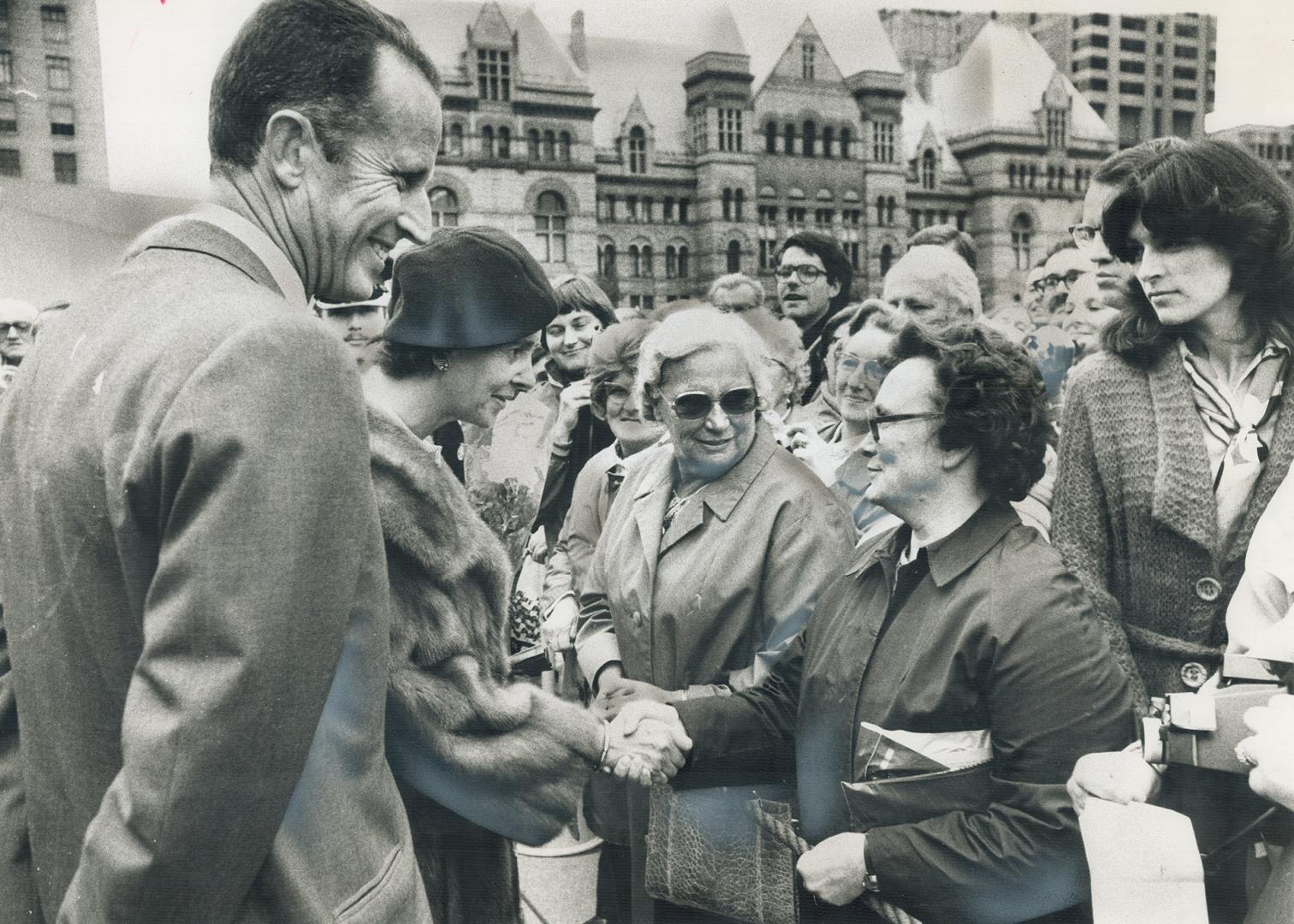 Flora Meewis, travelled 3,000 miles from Belgium to meet sister Paule Belmonte y Meewis, of Etobicoke (right), but she never thought she'd meet Belgia(...)