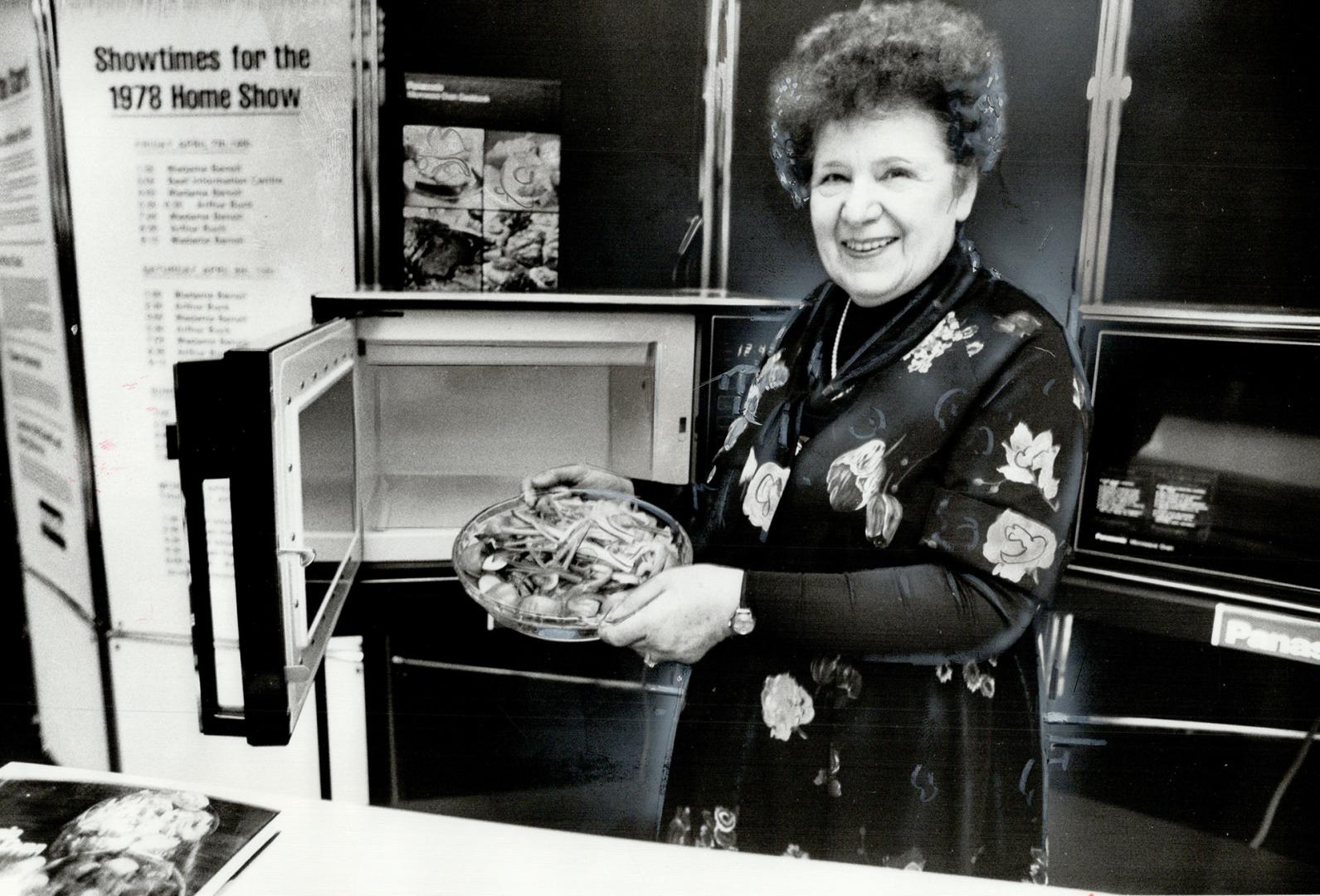 Cooking expert Jehane Benoit demonstrates microwave oven