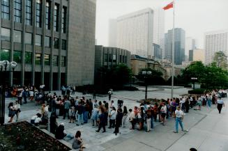 Crowds lining up at University ave courthouse