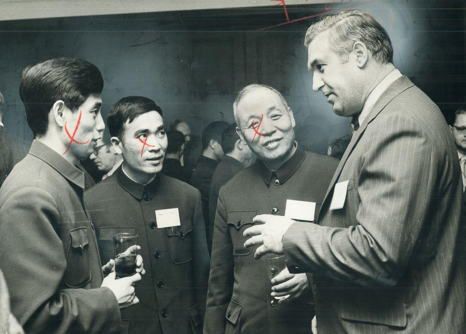 A mine of information. Host Leo Bernier, Ontario mines minister (right), answers questions from members of Chinese mining and metallurgical group at a(...)