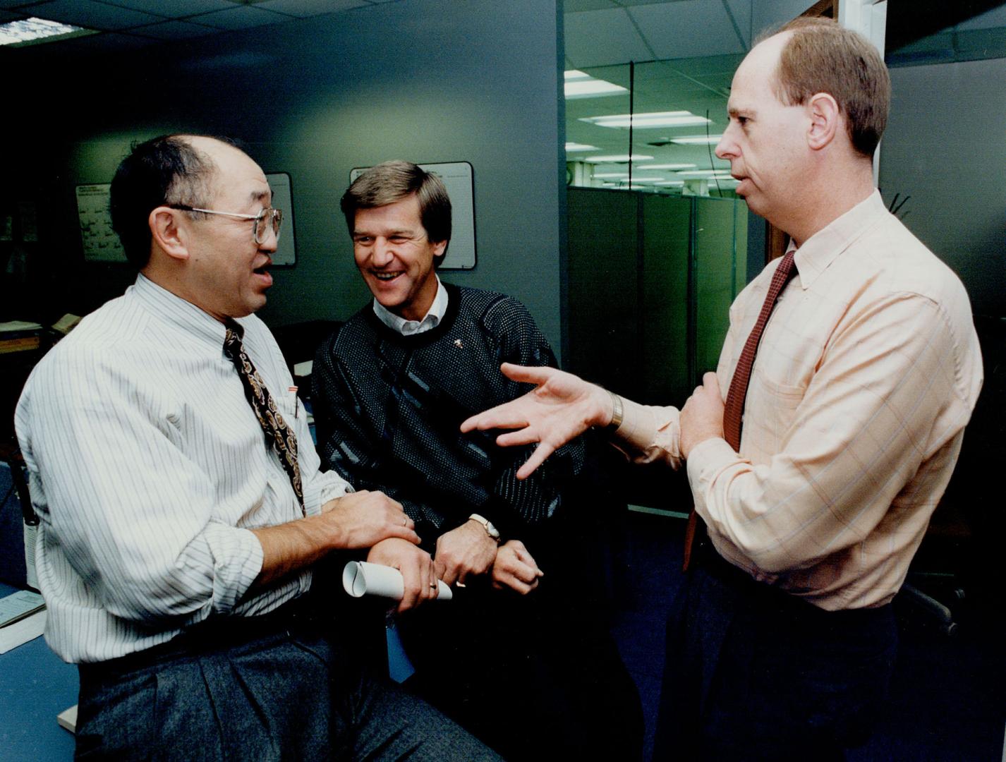 Phil Bingley (r) and Rick Matsumota (L) chat with legendary Bruin Bobby Orr