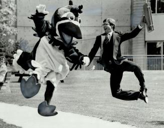 Birds of summer: B. J. Birdy, the Blue Jays mascot and baseball fan Dave Chapman, 27, celebrate the end of the baseball strike with a little heel-clic(...)