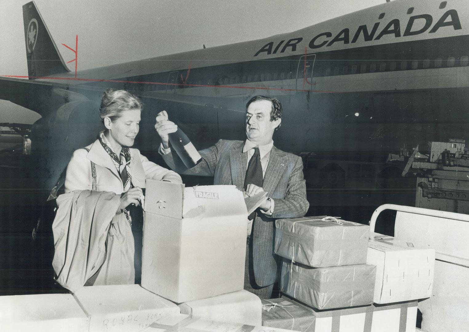 Master chef Paul Bocuse, hailed by many as the world's greatest, arrived in Toronto last night with his wife, Raymonde, wine from his vineyards and a (...)