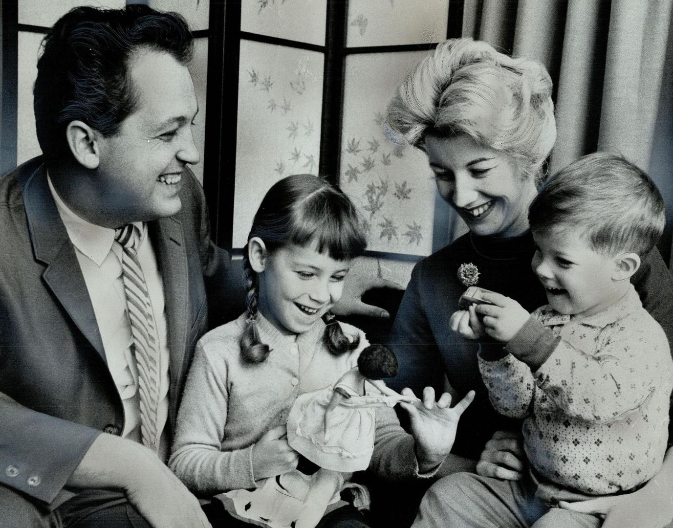 Family Man Al Boliska Takes Time Out For Home Life, Soon-to-be Star columnist Boliska relaxes with wife Sheila, daughter Susan, 6 1/2, and son Elliott, 2 1/2