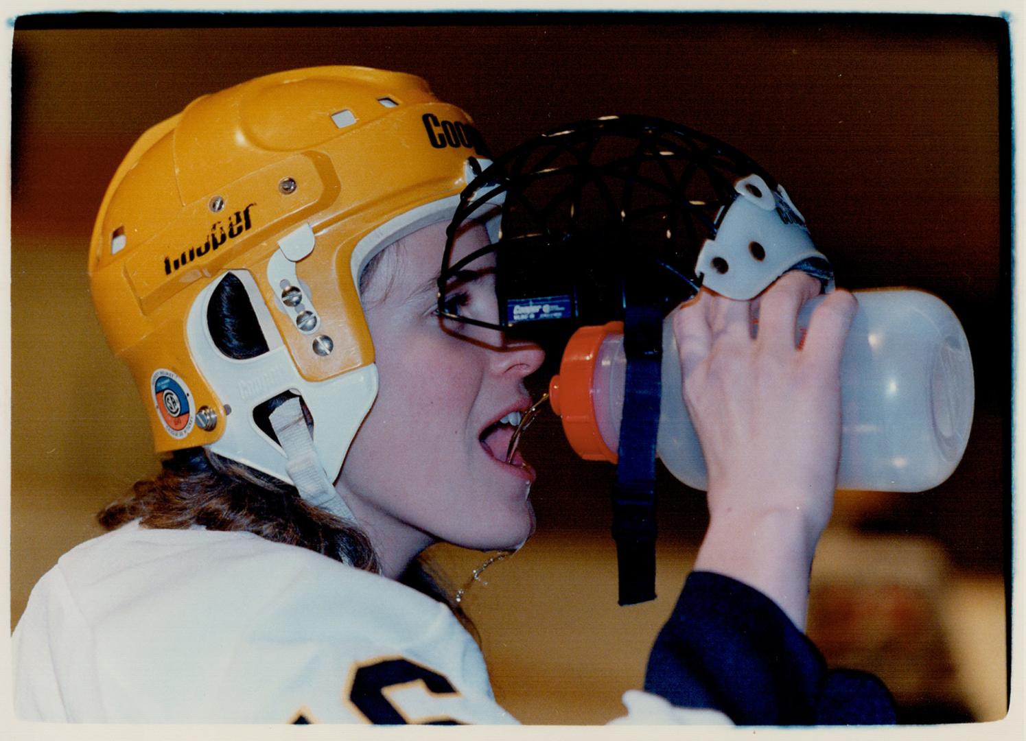 When 16-year-old Stephanie Boyd laces up her skates, she turns into a hockey whiz who once led a boys' league in scoring and amassed 75 points in 25 g(...)