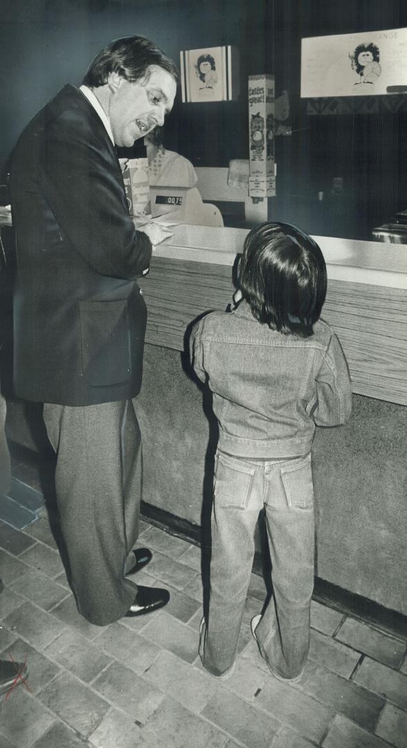 Election break. NDP Leader Ed Broadbent chats with Brian Elder, an eight-year-old Indian boy, while buying him a soft drink in The Pas, Man. He earlie(...)