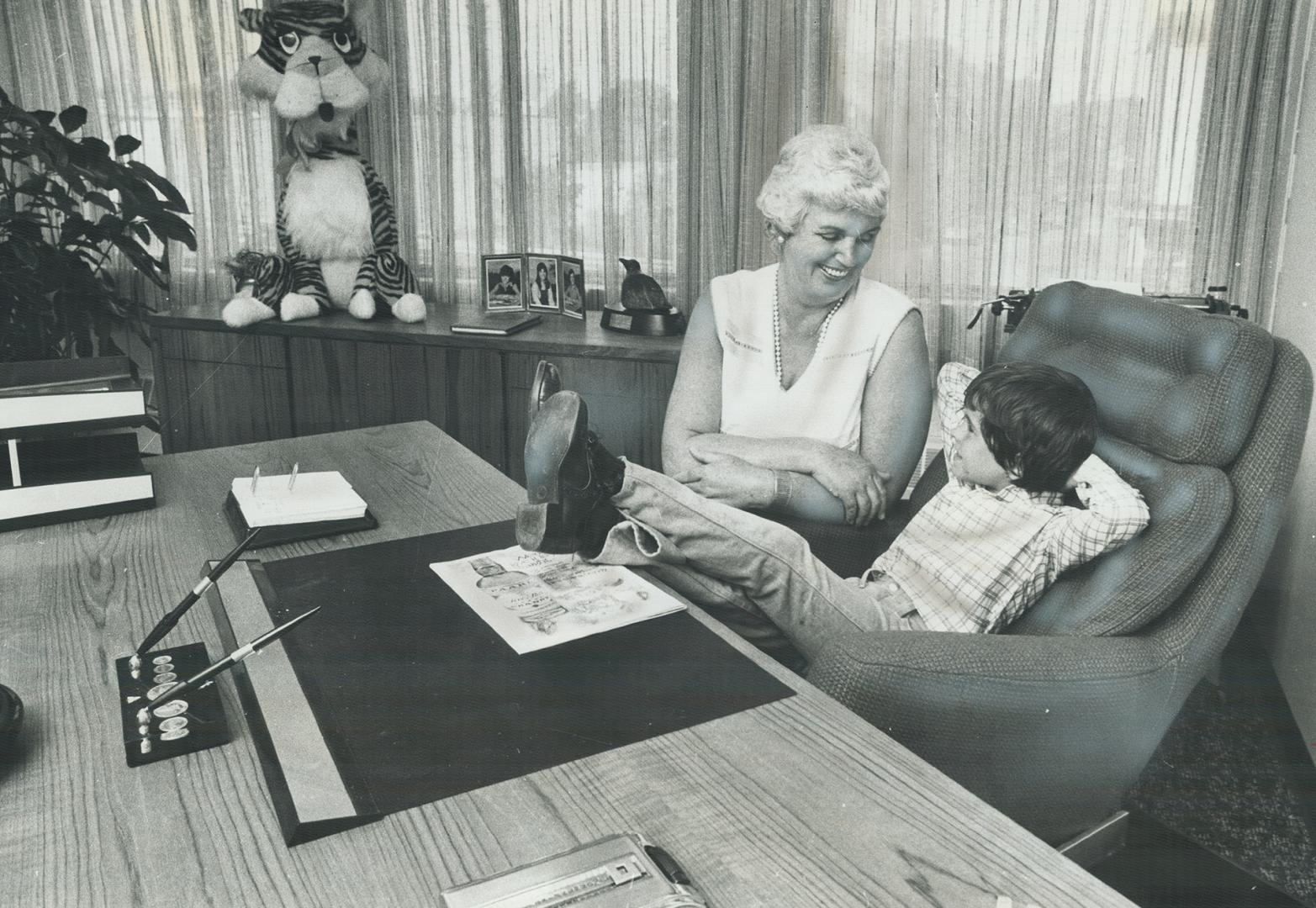 A Politician in the making. Mayor Evelyn Buck of Aurora gives 7-year-old Shawn McClenny a few tips on how to handle municipal chores as he relaxes in (...)