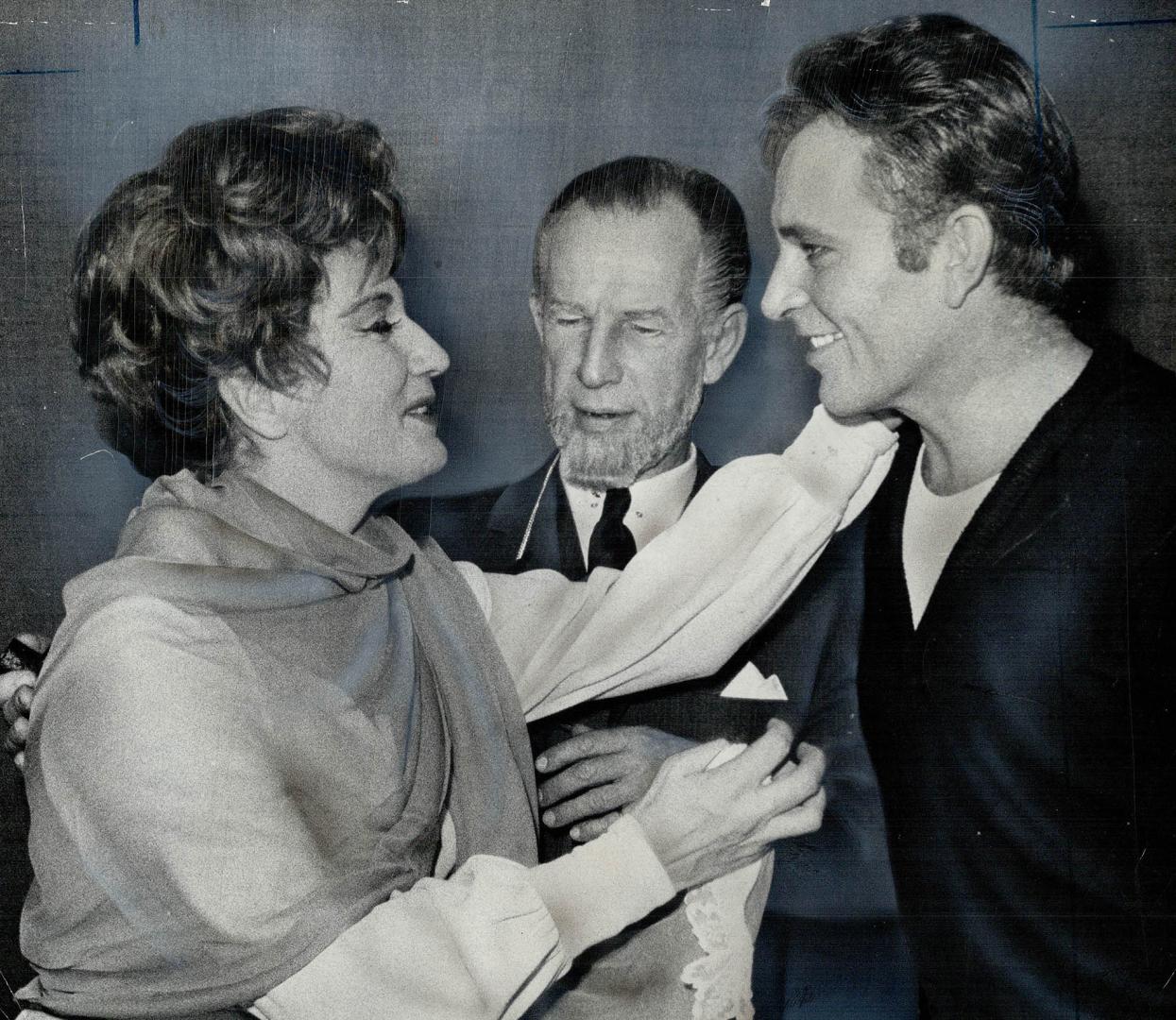 Eileen Herlie (Gertrude) congratulates Richard Burton as Hume Cronyn (Polonius) looks on after last night's opening of Burton's modern dress presentat(...)