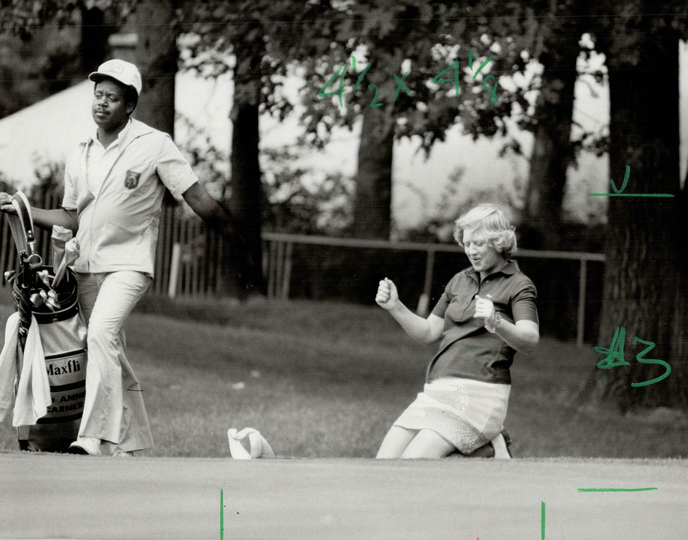 Carner curtsy. A 20-foot birdie putt rammed into the cup and two-time Peter Jackson Classic champion JoAnne Carner had tied Pat Bradley for the lead o(...)