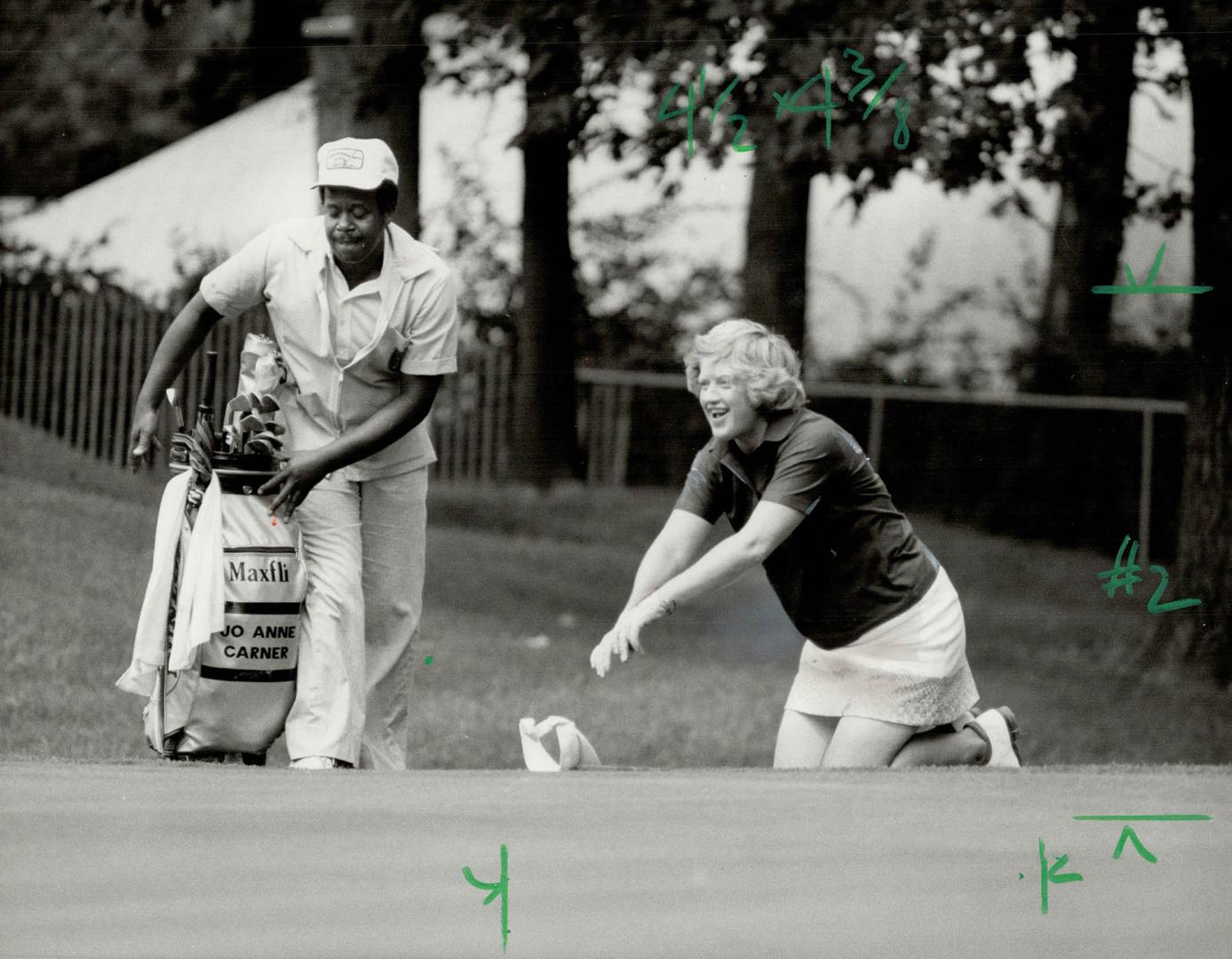 Carner curtsy. A 20-foot birdie putt rammed into the cup and two-time Peter Jackson Classic champion JoAnne Carner had tied Pat Bradley for the lead on the 15th hole yesterday