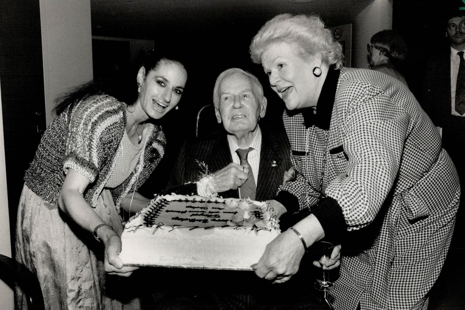 The arts' best friend. National Ballet principal dancer Veronica Tennant (left) and Canada Council Chairman, Contralto Maureen Forrester, help Floyd C(...)