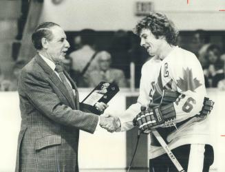 Bobby Clarke gets Lou Marsh Trophy