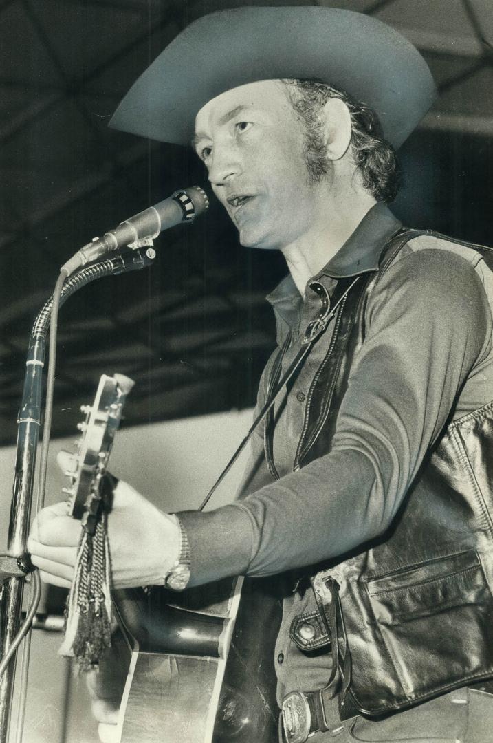 Stompin' Tom Connors had 5,000 fans with him in his concert at the Forum in Ontario Place last night and they weren't just with him but got ahead of h(...)