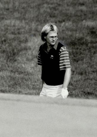 bite your tongue! Defending Canadian Open champ John Cook got himself into trouble at 16 yesterday when he landed in a bunker. His first attempt to ge(...)