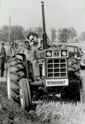 Our plowboy. Star photographer Dave Cooper churned out a noble third place in the annual media plowing match in Woodstock - despite the considerable d(...)