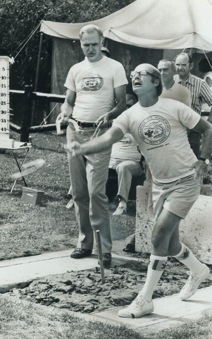 Displaying ringing form, Scarborough Mayor Paul Cosgrove lets a horseshoe fly as he competes against Indianapolis Mayor William Hudnut (left) during t(...)