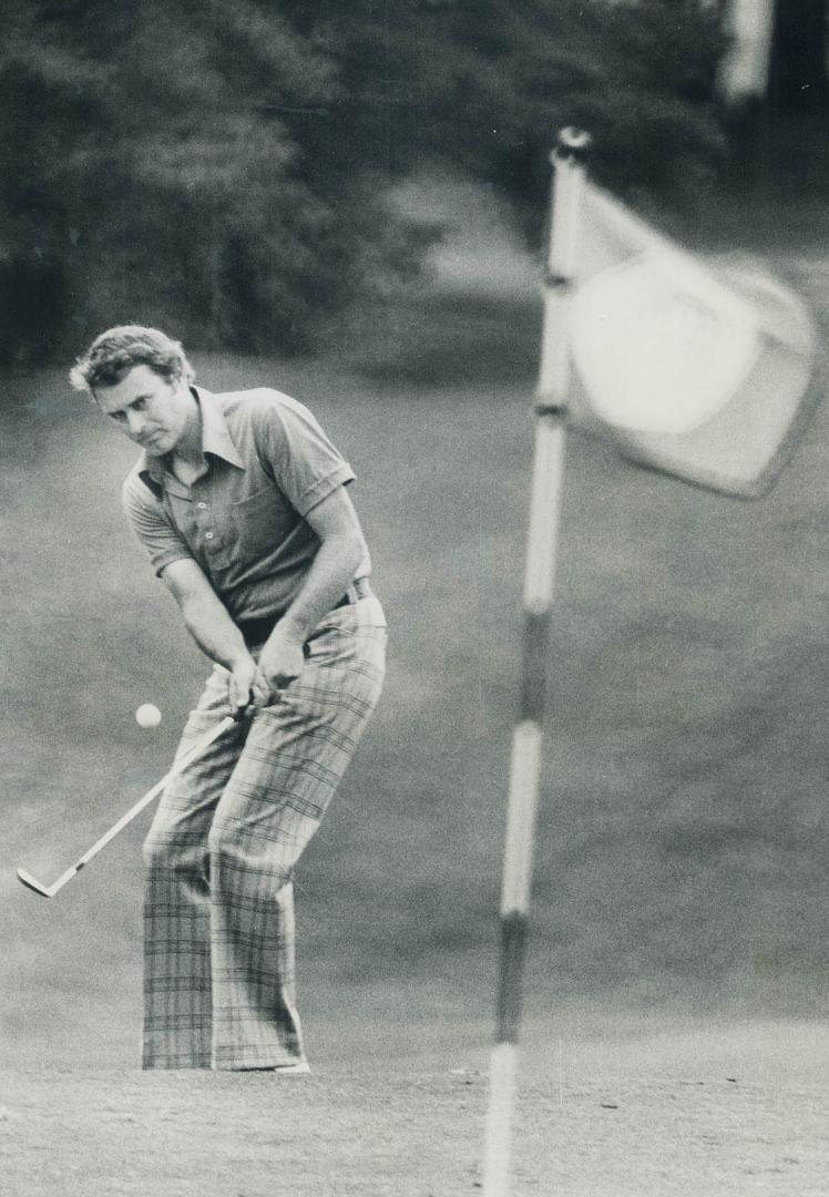 Gary Cowan of Kitchener, playing his first tournament in three months, had a 69 yesterday to lead the first round of the Ontario Amateur golf champion(...)