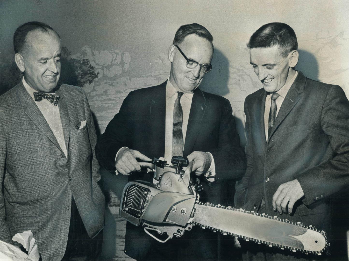 Trio of cowans get together to admire the chain saw which was one of the gifts presented to the retiring promotion manager last night. With him here a(...)