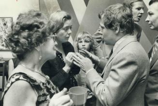 Mayoralty candidate Alderman David Crombie gets down to some earnest discussions on civic matters with Marian Dressler (left) and Sheila Mackenzie at (...)