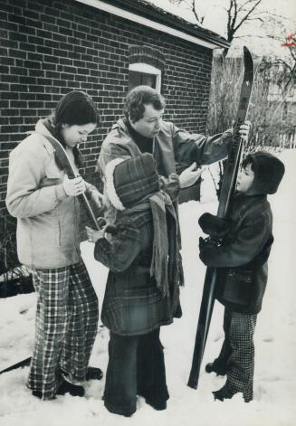 Mayor David Crombie and his family have joined the growing numbers of Metro residents who enjoy cross-country skiing on the winter weekends. Here, the(...)