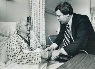 From one mayor to another. The first replica of the Toronto mayor's chain of office was presented to Bert Wemp, mayor in 1930, by Mayor David Crombie.(...)