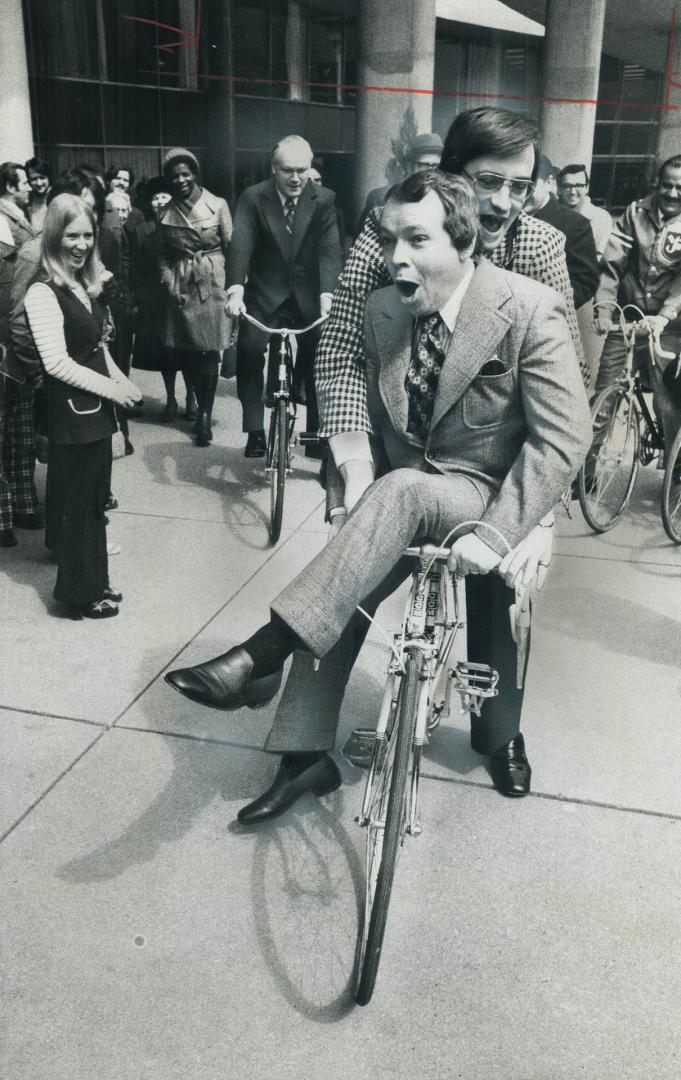 Civic leaders on wheels. Metro Chairman Paul Godfrey gives Toronto Mayor David Crombie a ride on a bicycle around Nathan Phillips Square to promote th(...)