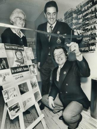 Christmas cards help children. Toronto Mayor David Crombie cuts a ribbon, opening the UNICEF Christmas card sale in the information centre at City hal(...)