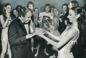 A birthday surprise backstage. As troupe applauds, Jane Ryan of Dutch National Ballet presents a birthday cake to Toronto Mayor David Crombie last nig(...)