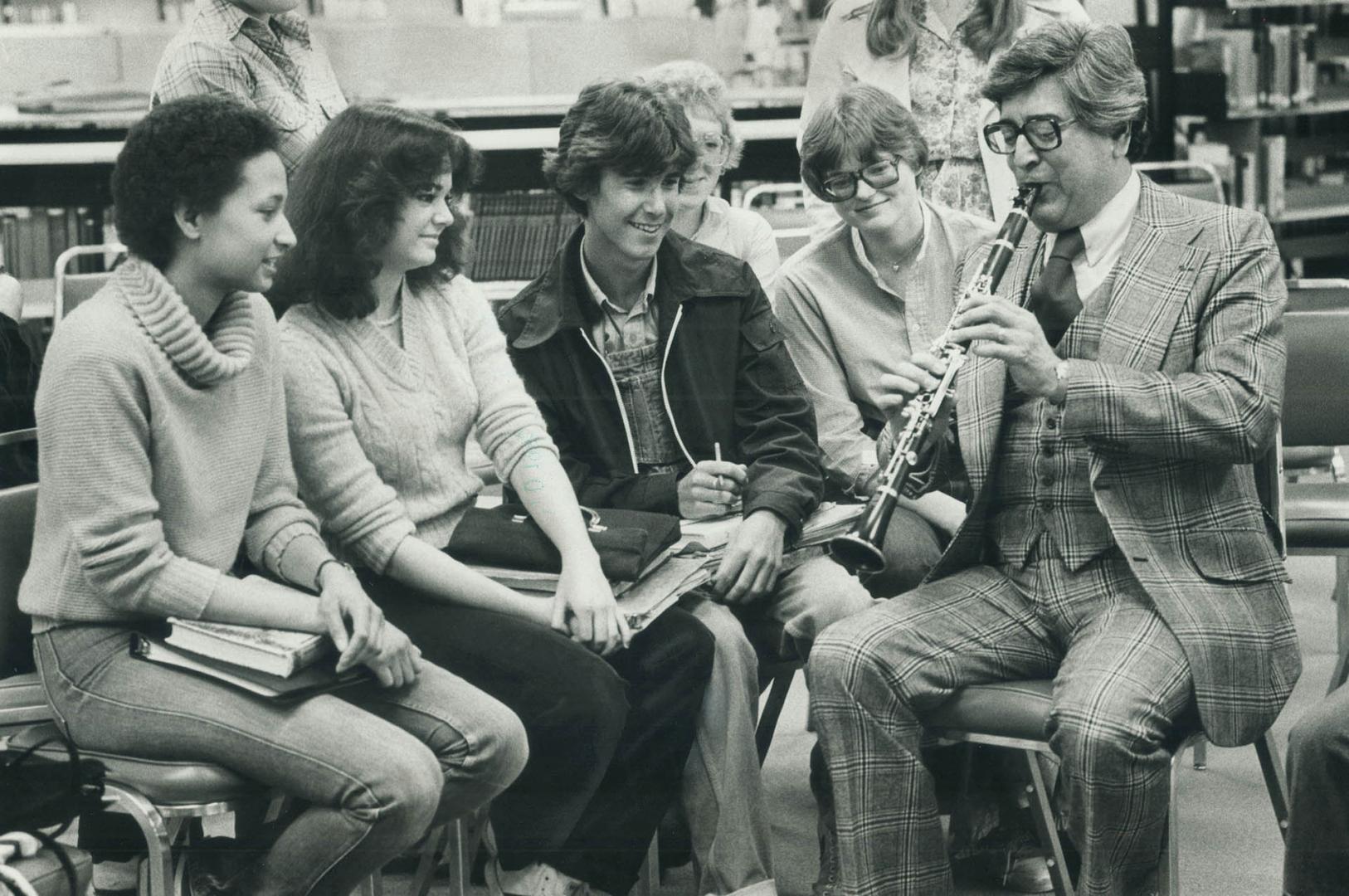 Mood mellow. The mood was relaxed and the musican a smoothie yesterday, at Burnhamthorpe Collegiate. In his three-piece plaid suit, clarinetist Herny (...)