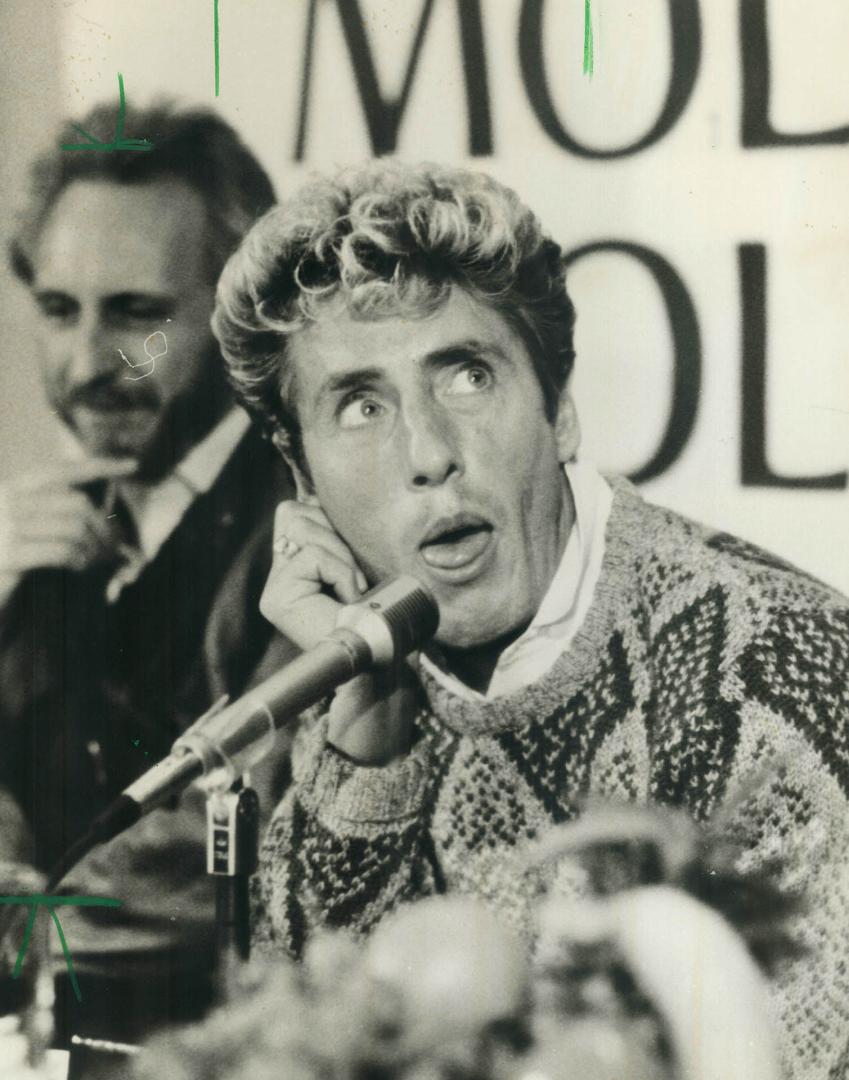 They'll tour no more. Roger Daltrey, left, lead singer for the phenomenally successful rock group The who, hams it up for the camera while colleague P(...)