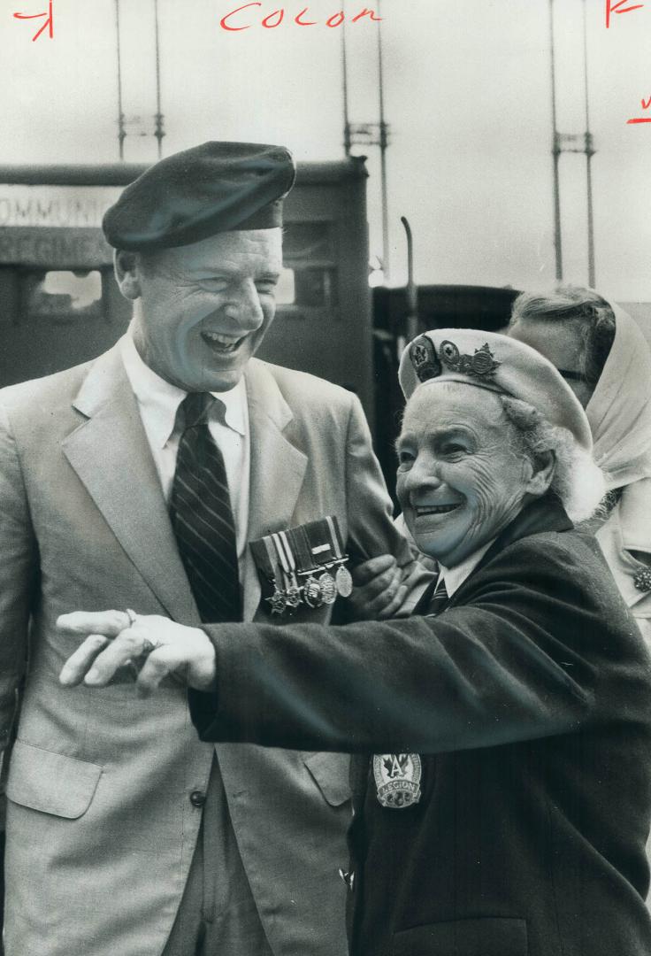 Veteran of two world wars, 89-year-old Elizabeth Banson exchanges stories with Defence Minister Barney Danson after marching in 52nd annual Warrior's Day Parade at CNE