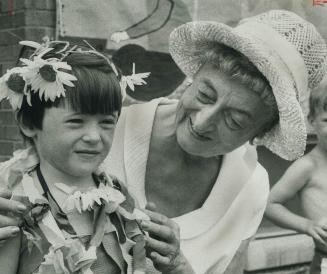 The Mayor aids a little miss. Four-year-old Bonnie Little gets some welcome assistance with her hula costume from East York Mayor True Davidson. This (...)