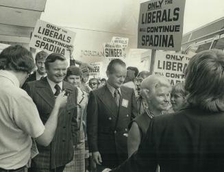 Turning his back on confrontations with liberal opponents of his government's decision to halt the Spadina Expressway, Ontario Premier William Davis s(...)