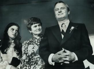 Still premier, but with a minority, William Davis stands with his daughter Cathy, 15, and his wife, Kathleen, last night in the Bramalea City Centre, (...)