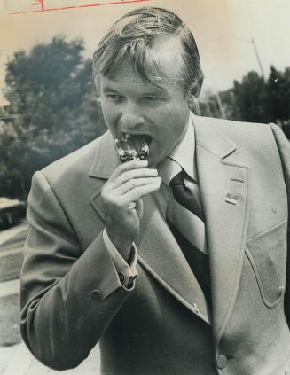 Campaigning in staunch Conservative territory in Mississauga and Halton Region yesterday, Premier William Davis stopped for an ice cream bar. A young (...)