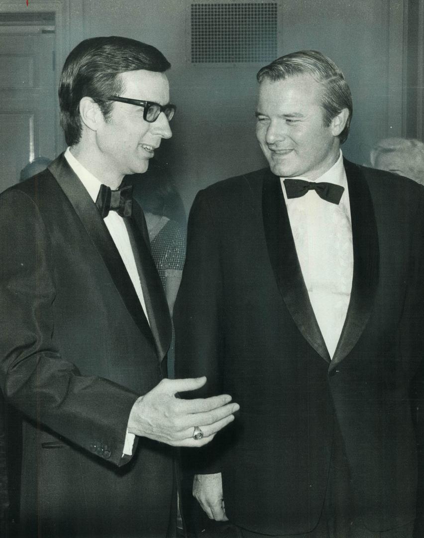 Standing together in Toronto last night at the annual dinner of Canadian Press news service, Quebec Premier Robert Bourassa (left) talks with Ontario (...)