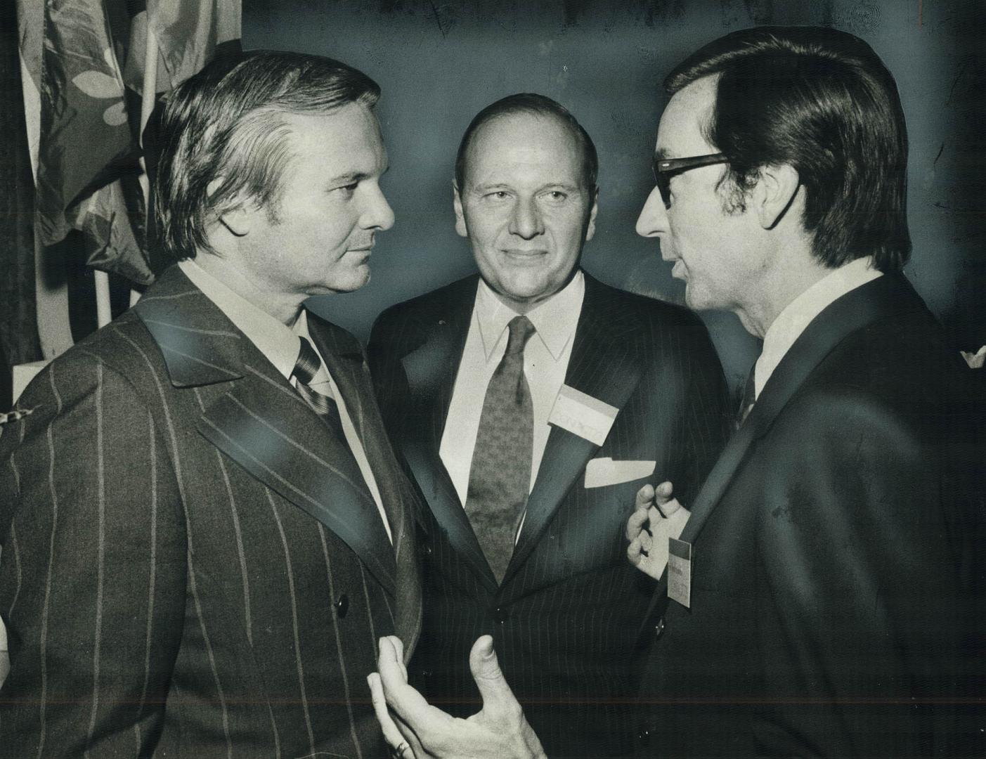 Ontario Premier William Davis and Quebec Premier Robert Bourassa talk together last night after a dinner of Quebec and Toronto businessmen at the Onta(...)