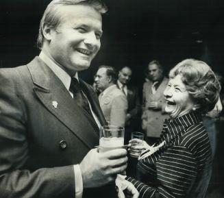 Kicking off a hectic week of campaiging, Premier William Davis shares a joke with Rita Myers at a fund-raising dinner inToronto's Prince Hotel last Mo(...)