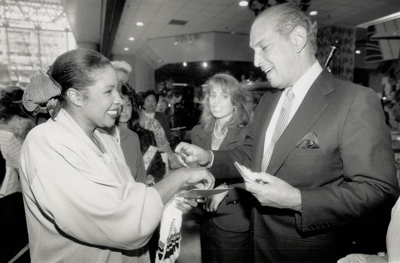 Oscar de la Renta charms Toronto fashion fans/B8 at left, Oscar de la Renta meets his fans at the Eaton's perfume counter