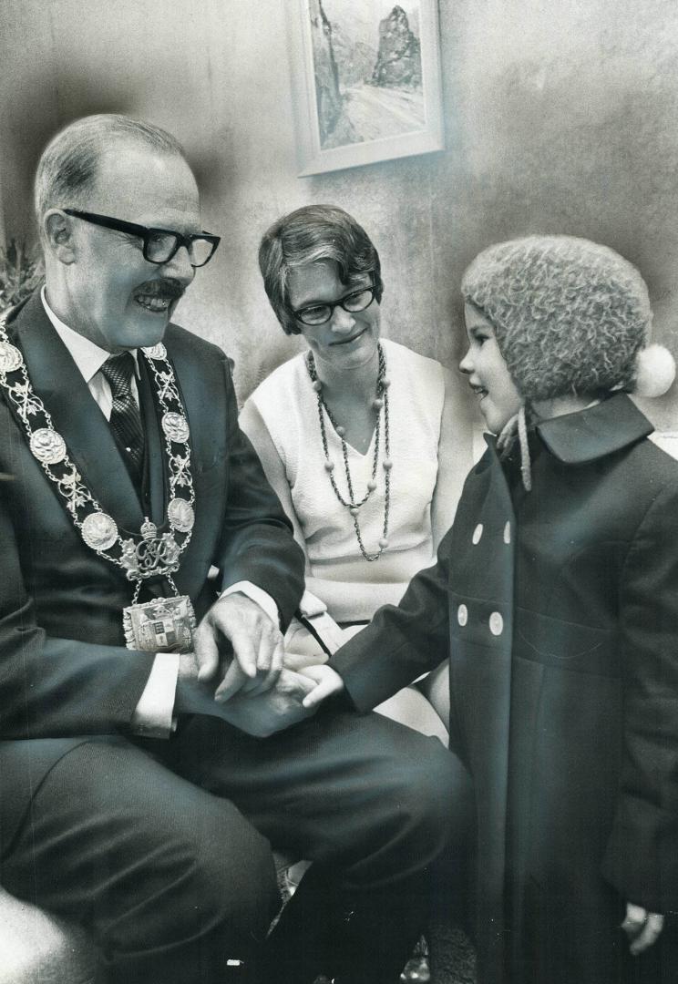 One of the first of 1,500 Toronto residents and tourists to attend Mayor William Dennison's New Year's levee was Lisa Stasiuk, 4, who enjoys a chat wi(...)