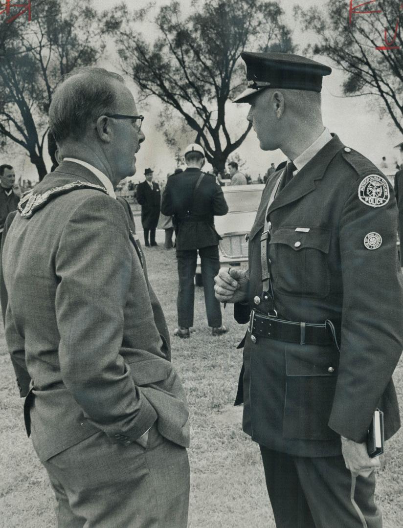 Mayor argues $10 parking tags. Despite stiff protest from Mayor William Dennison (left), Metro traffic constables continue sticking $10 parking tags o(...)