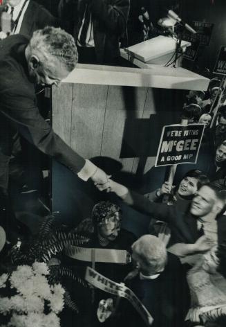 That old dief 'Magic. Reaching down form the platform, Opposition Leader John Diefenbaker shakes hands with some of the more than 7,000 persons who pa(...)