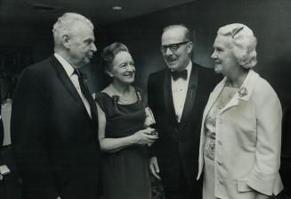 Women join in toast to St. George. Women broke down another male barrier last night when, for the first time, they attended the annual banquet of the (...)