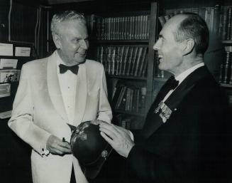 Former Prime Minister John Diefenbaker and Leonard Cheshire, a wartime commander of the Royal Air Force 617 (Dambusters) Squadron, examine World War I(...)