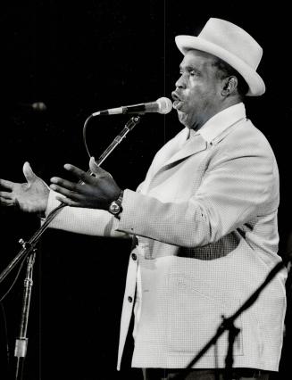 Hot blues on a cold night. Veteran bluesman Willie Dixon's steaming concert cut through 5-degree temperature and 20 mile-an-hour winds to warm hearts of 1,500 fans at Forum last night