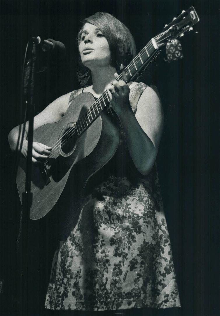 Folksinging guitarist Bonnie Dobson strummed a traditional repertoire for last night's opening crowd of 2,100