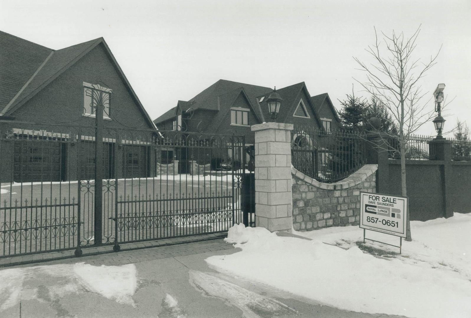 Lost empire: DoCouto's $2.8 million, 11,000-square-foot mansion in Brampton is up for sale. At right Victor Machado, DoCouto's former construction sup(...)