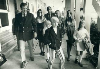 Hugh Downs, host of the NBC TV show Today, with the Van Wart family which met him when he was broadcasting the show live from the Royal Canadian Yacht(...)